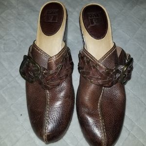 NEW FRYE DONNA BUCKLE CLOG MULES